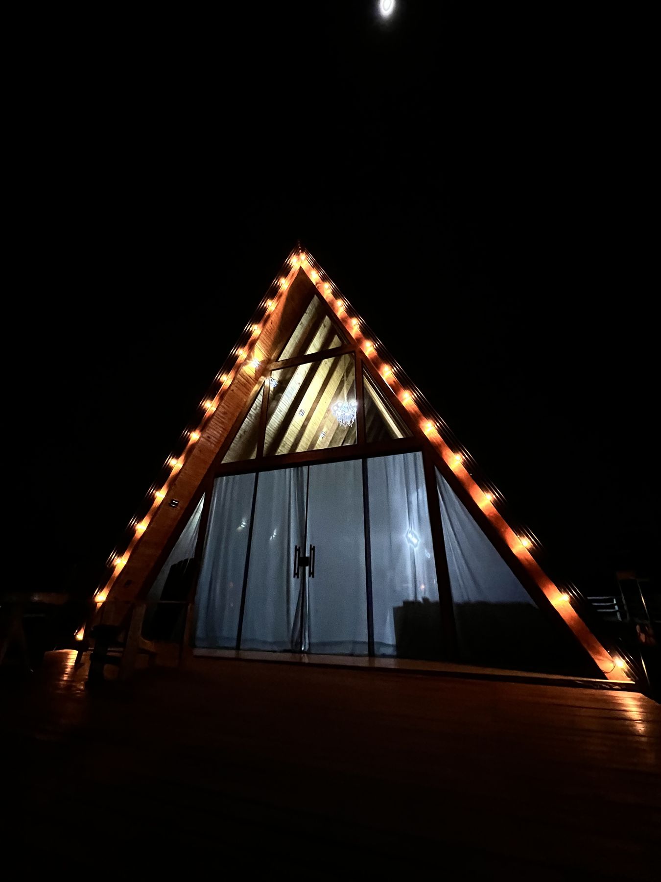 Cabana iluminada à noite